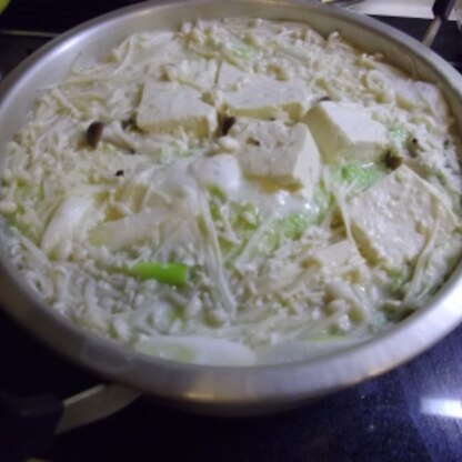 居酒屋で豆乳鍋を食べて美味しかったので家族にも食べさせてあげたくて作りました。簡単にできてとっても温まるし、〆はゴハンととろけるチーズを入れて食べ切りました。